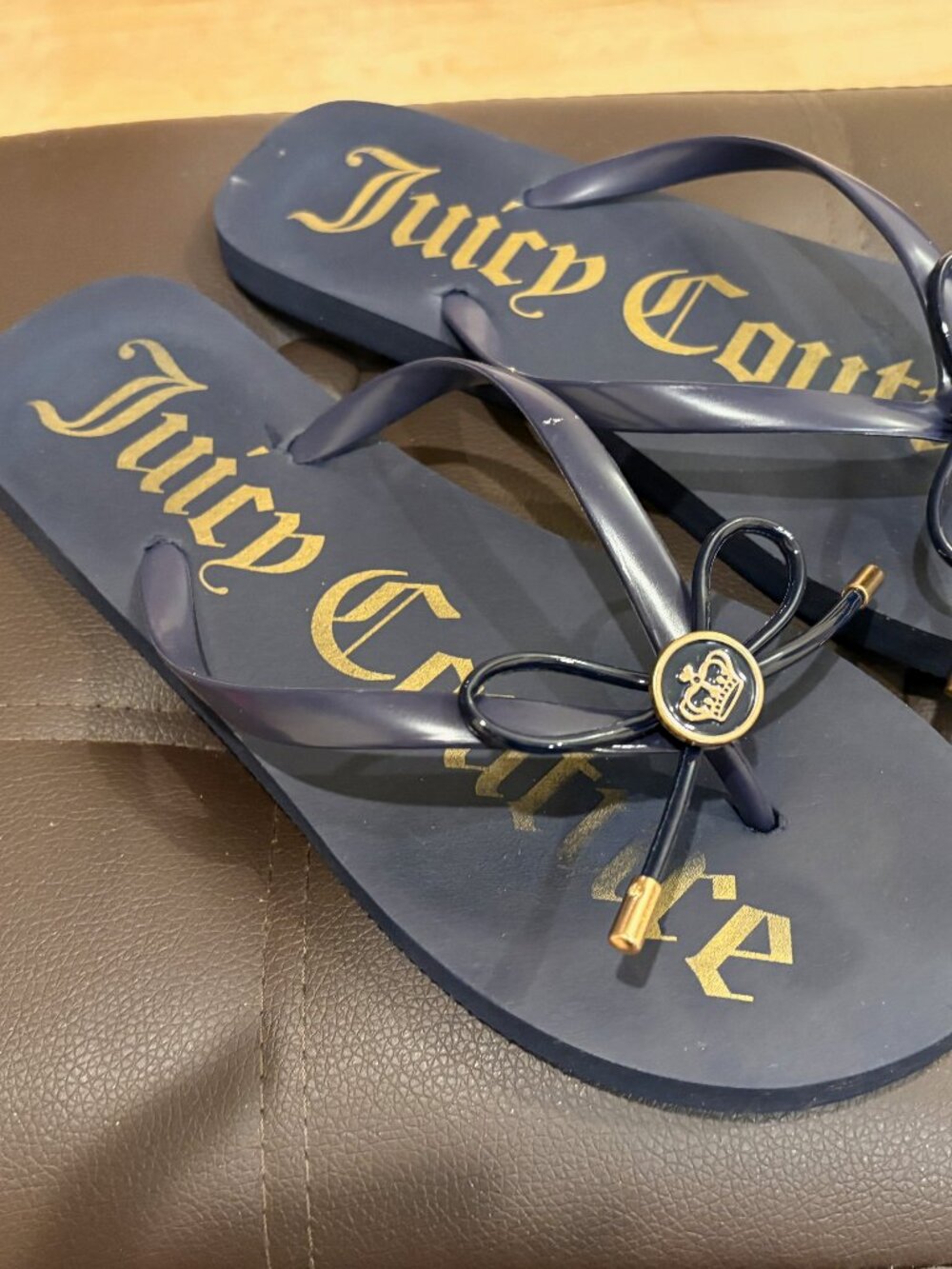 💙 Juicy Couture Navy Blue Bow Logo Flip Flop Sandals - Size 7 🩴